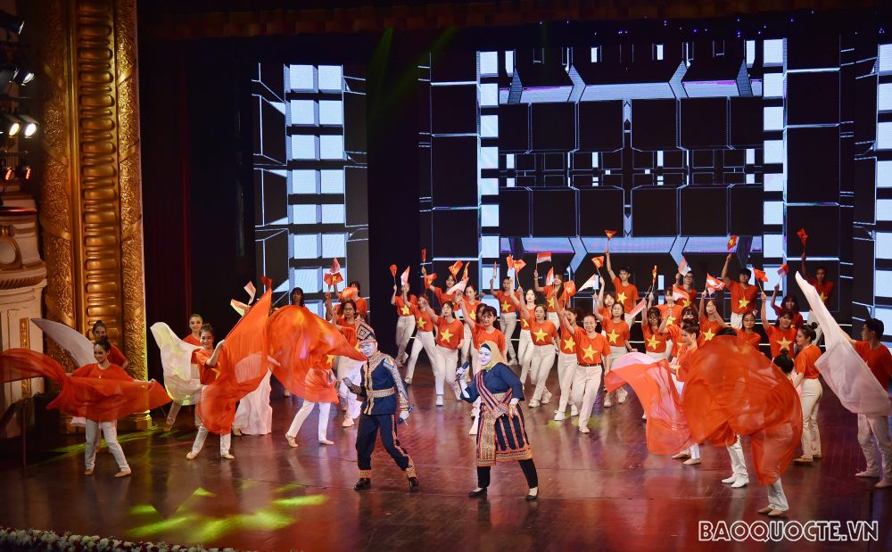 Đại sứ Indonesia tại Việt Nam hát Tiếng Việt trong đêm kỷ niệm quan hệ hai nước Đại sứ Indonesia tại Việt Nam hát Tiếng Việt trong đêm kỷ niệm quan hệ hai nước