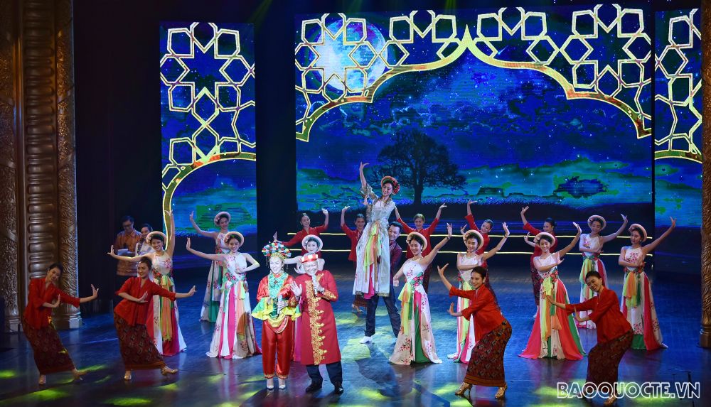 Đại sứ Indonesia tại Việt Nam hát Tiếng Việt trong đêm kỷ niệm quan hệ hai nước Đại sứ Indonesia tại Việt Nam hát Tiếng Việt trong đêm kỷ niệm quan hệ hai nước