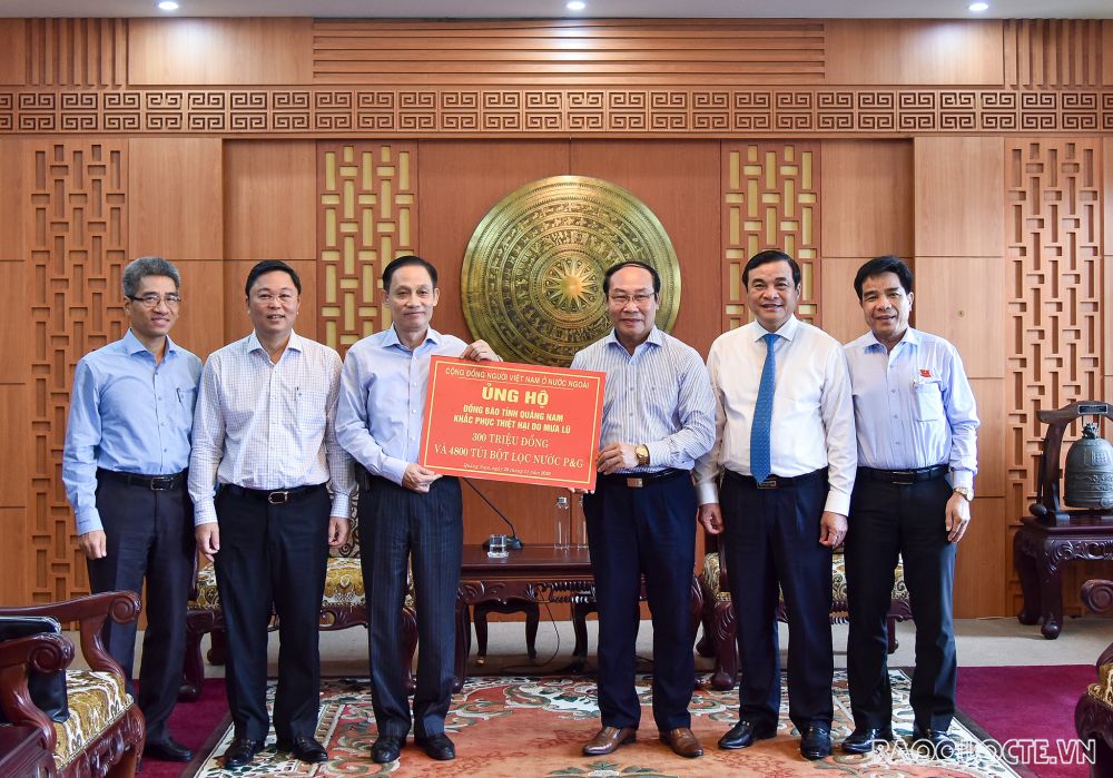 Cộng đồng người Việt Nam ở nước ngoài khuyên góp 300 triệu đồng và 4800 bột túi lọc nước cho bà con tỉnh Quảng Nam Cộng đồng người Việt Nam ở nước ngoài khuyên góp 300 triệu đồng và 4800 bột túi lọc nước cho bà con tỉnh Quảng Nam