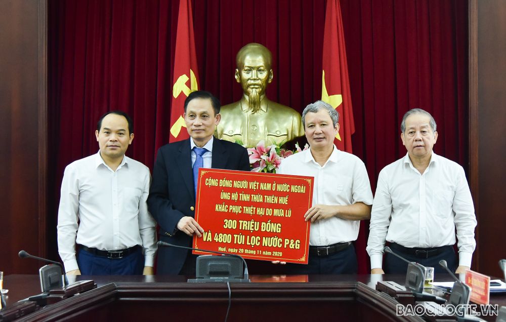 Kiều bào quyên góp giúp bà con Thừa Thiên Huế khắc phục hậu quả sau bão lũ