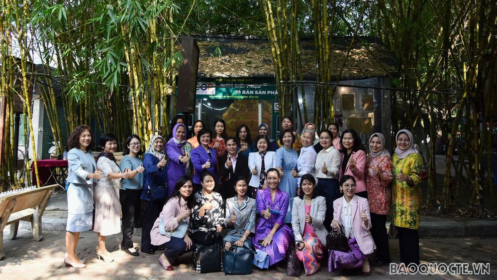 Nhóm AWCH trao quà từ thiện, trải nghiệm gom vải vụn, ghép tranh làm ví tại Vụn Art