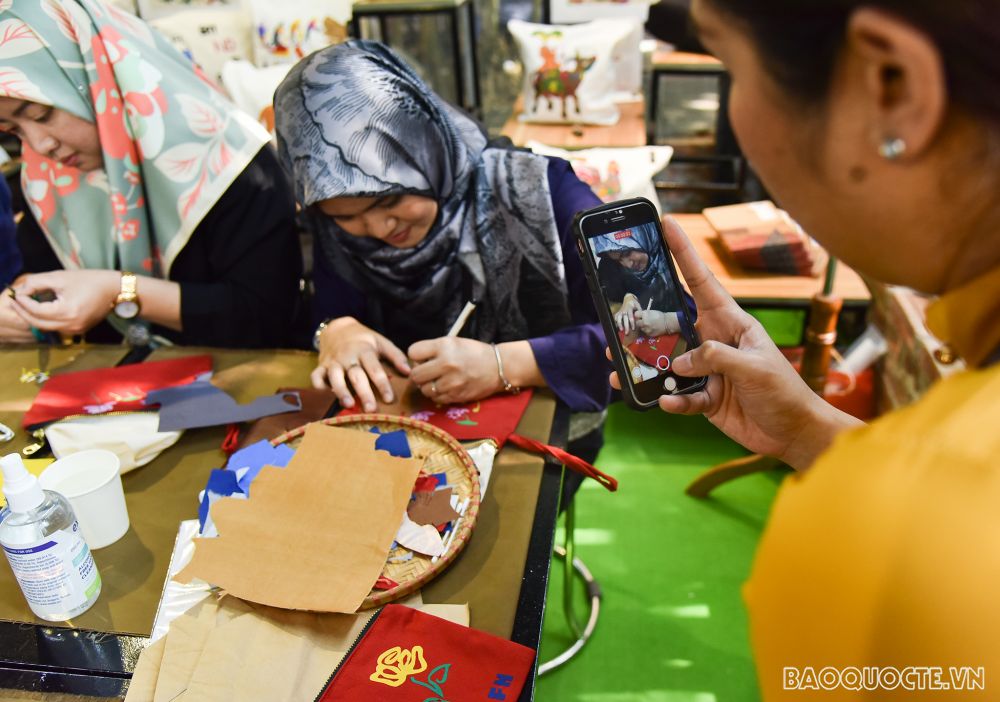 Nhóm AWCH trải nghiệm gom vải vụn, ghép tranh làm ví