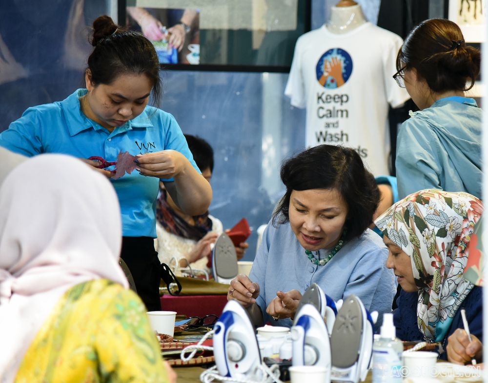 Nhóm AWCH trải nghiệm gom vải vụn, ghép tranh làm ví