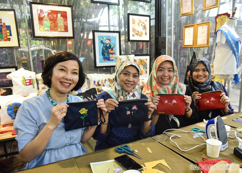 Nhóm AWCH trải nghiệm gom vải vụn, ghép tranh làm ví