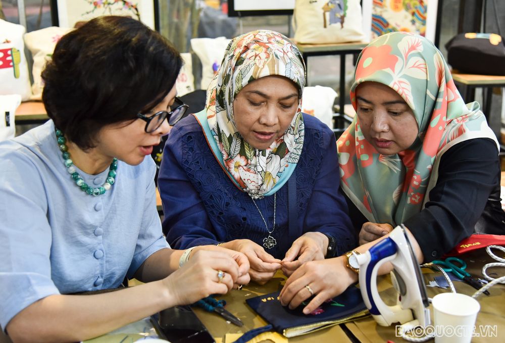 Nhóm AWCH trải nghiệm gom vải vụn, ghép tranh làm ví