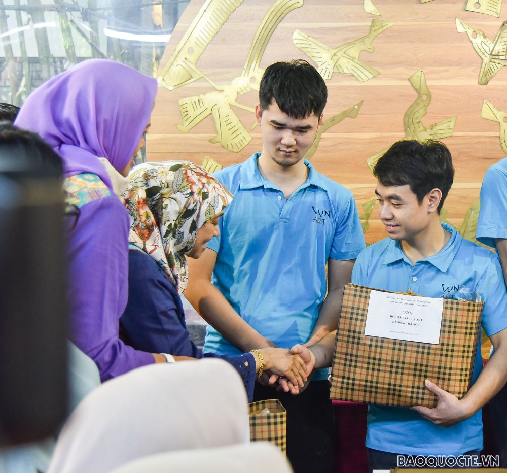 Nhóm AWCH trải nghiệm gom vải vụn, ghép tranh làm ví