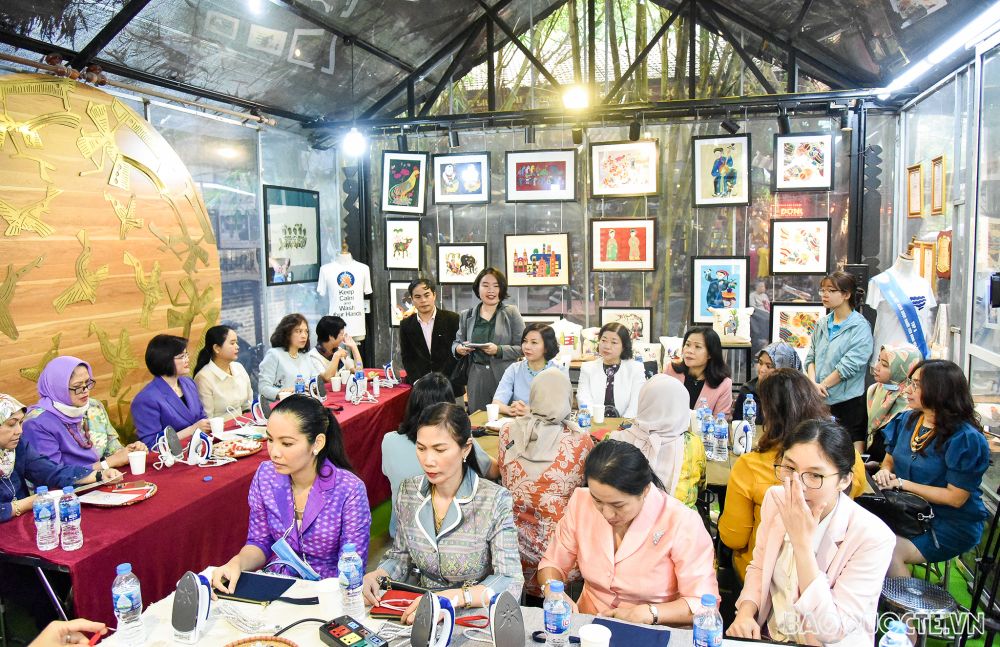 Nhóm AWCH trải nghiệm gom vải vụn, ghép tranh làm ví