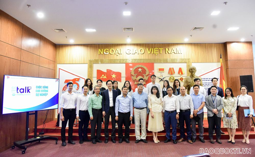 Thanh niên ngoại giao và cách để cân bằng cuộc sống với công việc