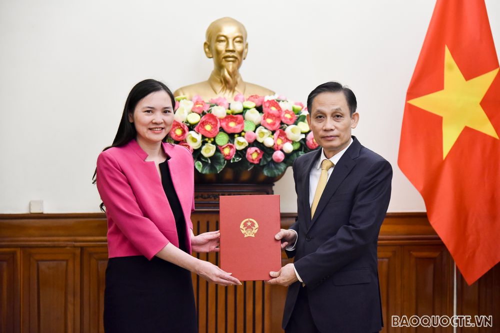 Thứ trưởng Ngoại giao Lê Hoài Trung trao quyết định phân công và điều động 2 cán bộ cấp Vụ