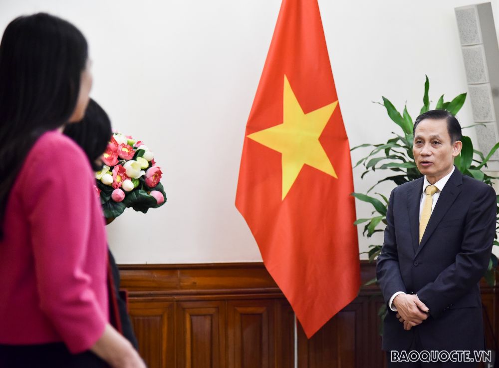 Thứ trưởng Ngoại giao Lê Hoài Trung trao quyết định phân công và điều động 2 cán bộ cấp Vụ