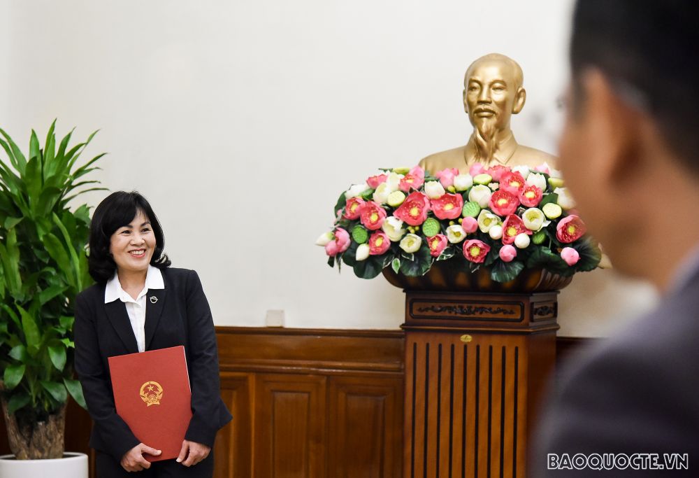 Thứ trưởng Ngoại giao Lê Hoài Trung trao quyết định phân công và điều động 2 cán bộ cấp Vụ