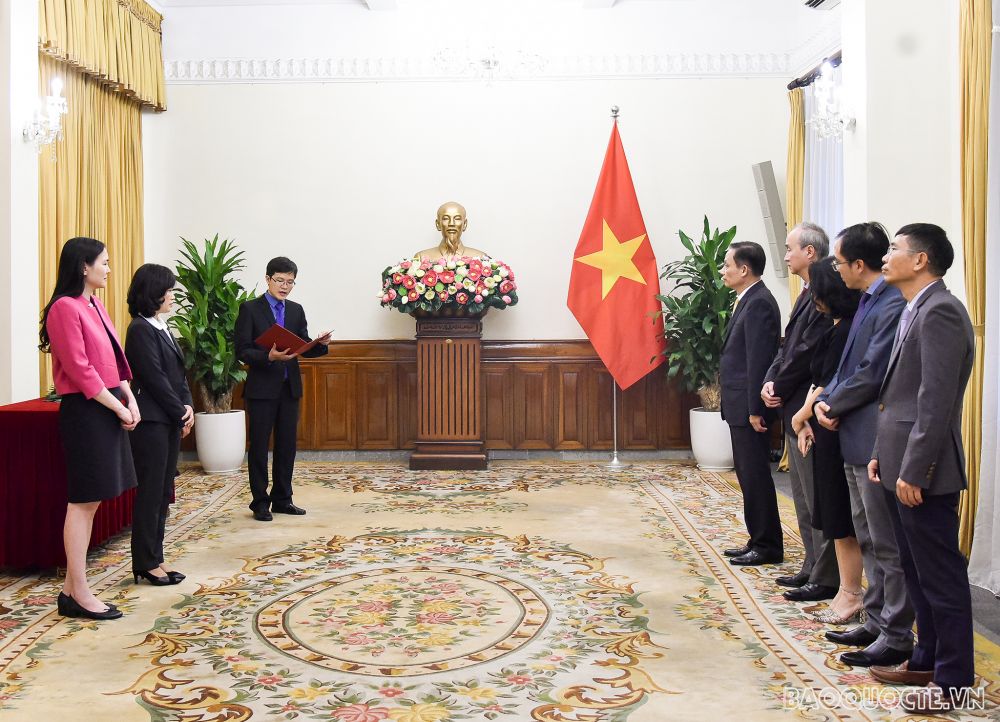 Thứ trưởng Ngoại giao Lê Hoài Trung trao quyết định phân công và điều động 2 cán bộ cấp Vụ