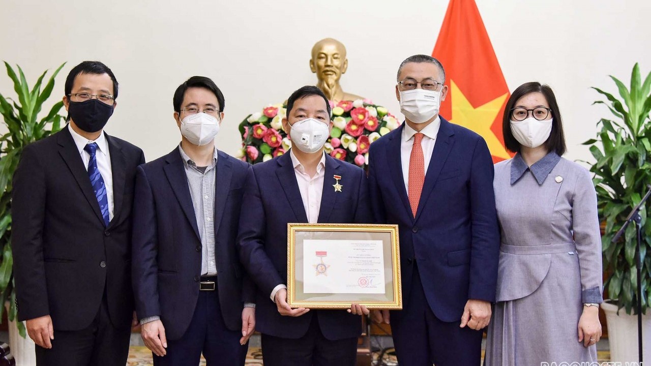 Thứ trưởng Vũ Quang Minh trao tặng Kỷ niệm chương 'Vì sự nghiệp ngoại giao Việt Nam' cho TS. Vũ Thành Tự Anh