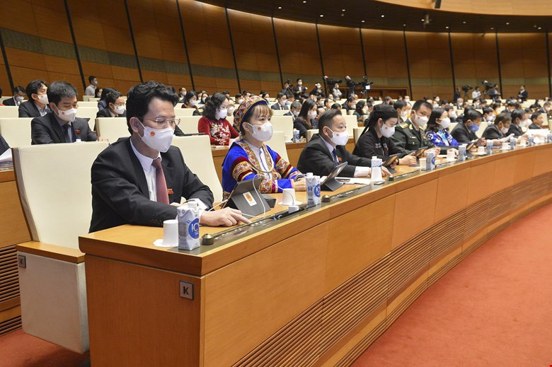 Đại biểu Quốc hội bấm nút biểu quyết. 