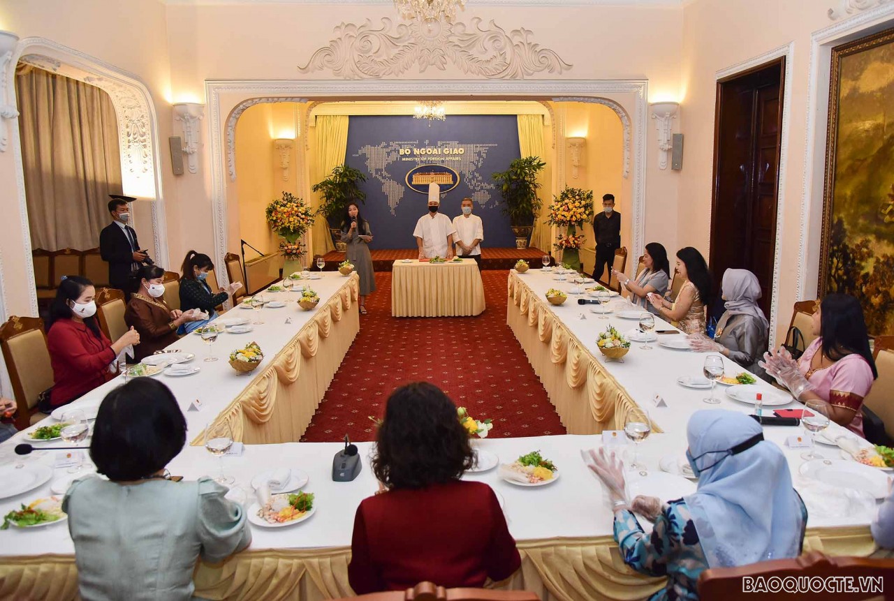 Nhóm AWCH - Chất keo gắn kết của phụ nữ cộng đồng ASEAN tại Việt Nam