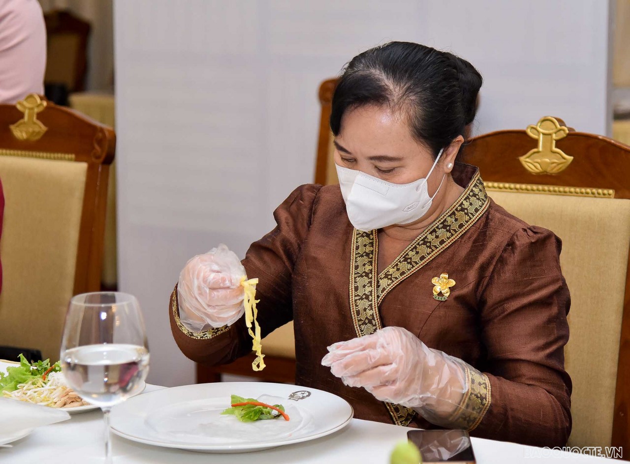 Nhóm AWCH - Chất keo gắn kết của phụ nữ cộng đồng ASEAN tại Việt Nam