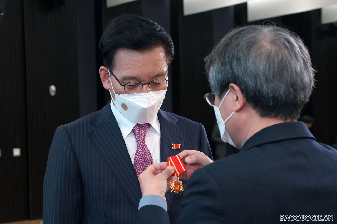 Trao Huân chương Hữu nghị cho ông Kim Sang Yeol, cựu Tổng lãnh sự danh dự Việt Nam tại khu vực Gwangju-Jeonnam Trao Huân chương Hữu nghị cho cựu Tổng lãnh sự danh dự Việt Nam tại khu vực Gwangju-Jeonnam, Hàn Quốc