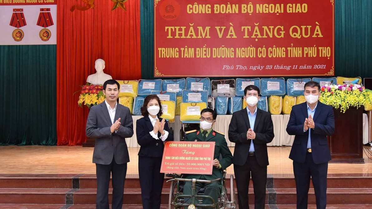 Bộ Ngoại giao trao quà cho các thương, bệnh binh tại tỉnh Phú Thọ