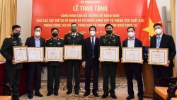 Trao Bằng khen của Bộ trưởng Ngoại giao về công tác bảo hộ công dân và phòng chống dịch Covid-19