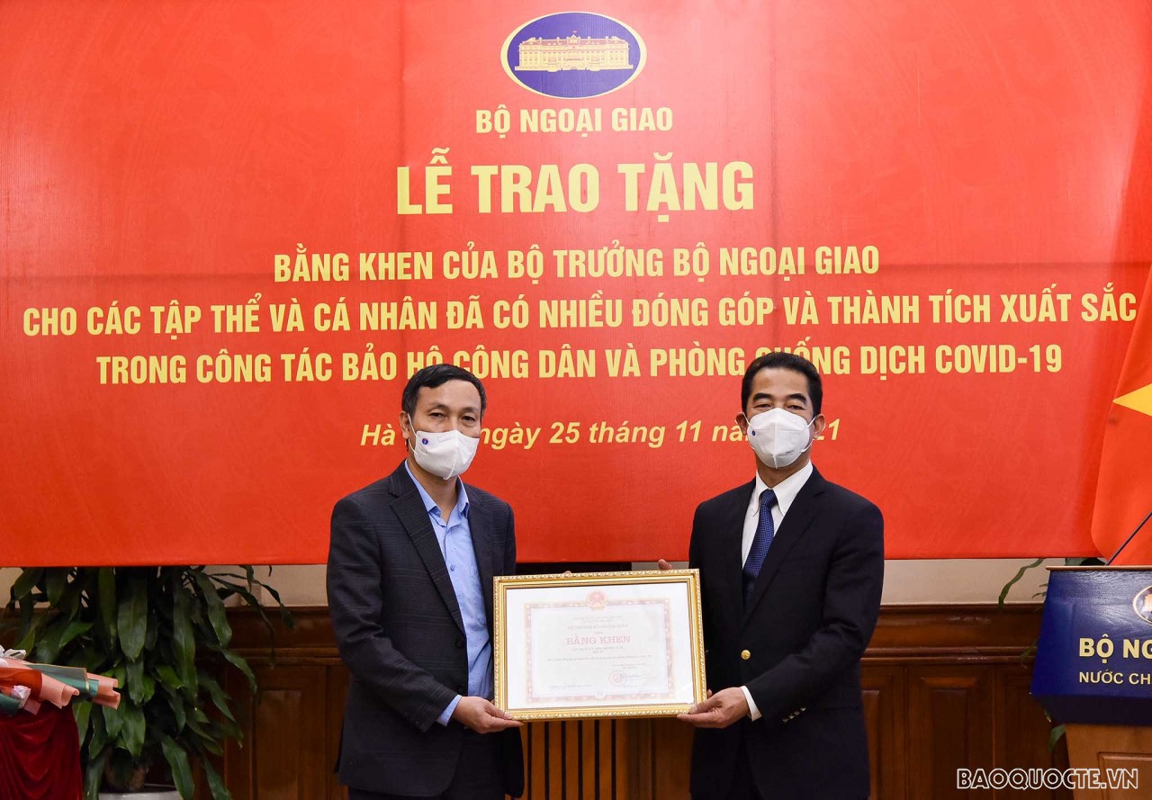 Trao Bằng khen của Bộ trưởng Ngoại giao về công tác bảo hộ công dân và phòng chống dịch Covid-19 Trao Bằng khen của Bộ trưởng Ngoại giao về công tác bảo hộ công dân và phòng chống dịch Covid 19
