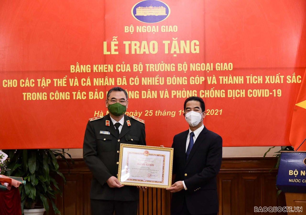 Trao Bằng khen của Bộ trưởng Ngoại giao về công tác bảo hộ công dân và phòng chống dịch Covid-19 Trao Bằng khen của Bộ trưởng Ngoại giao về công tác bảo hộ công dân và phòng chống dịch Covid 19
