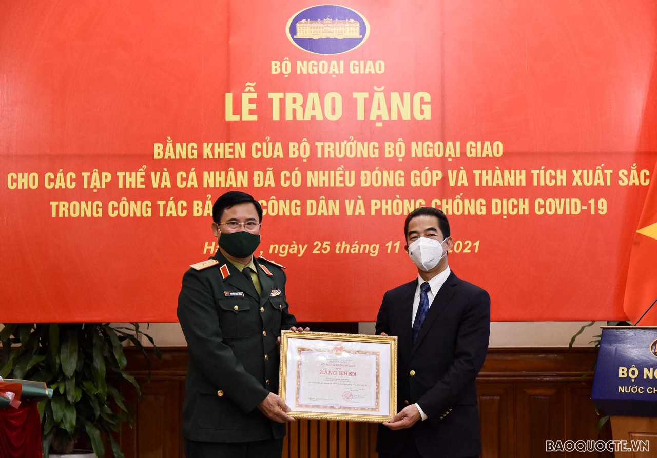 Trao Bằng khen của Bộ trưởng Ngoại giao về công tác bảo hộ công dân và phòng chống dịch Covid-19 Trao Bằng khen của Bộ trưởng Ngoại giao về công tác bảo hộ công dân và phòng chống dịch Covid 19