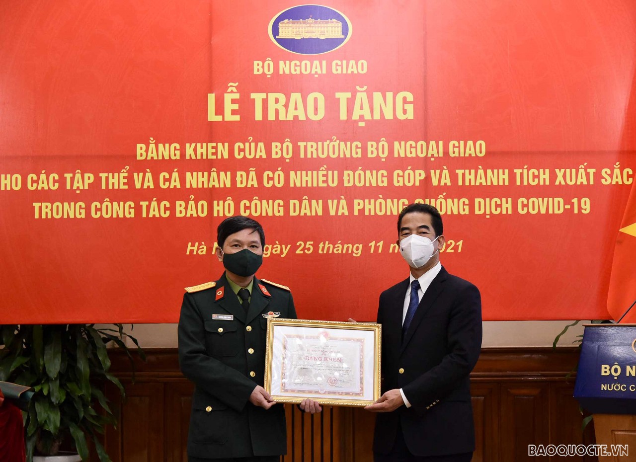 Trao Bằng khen của Bộ trưởng Ngoại giao về công tác bảo hộ công dân và phòng chống dịch Covid-19 Trao Bằng khen của Bộ trưởng Ngoại giao về công tác bảo hộ công dân và phòng chống dịch Covid 19