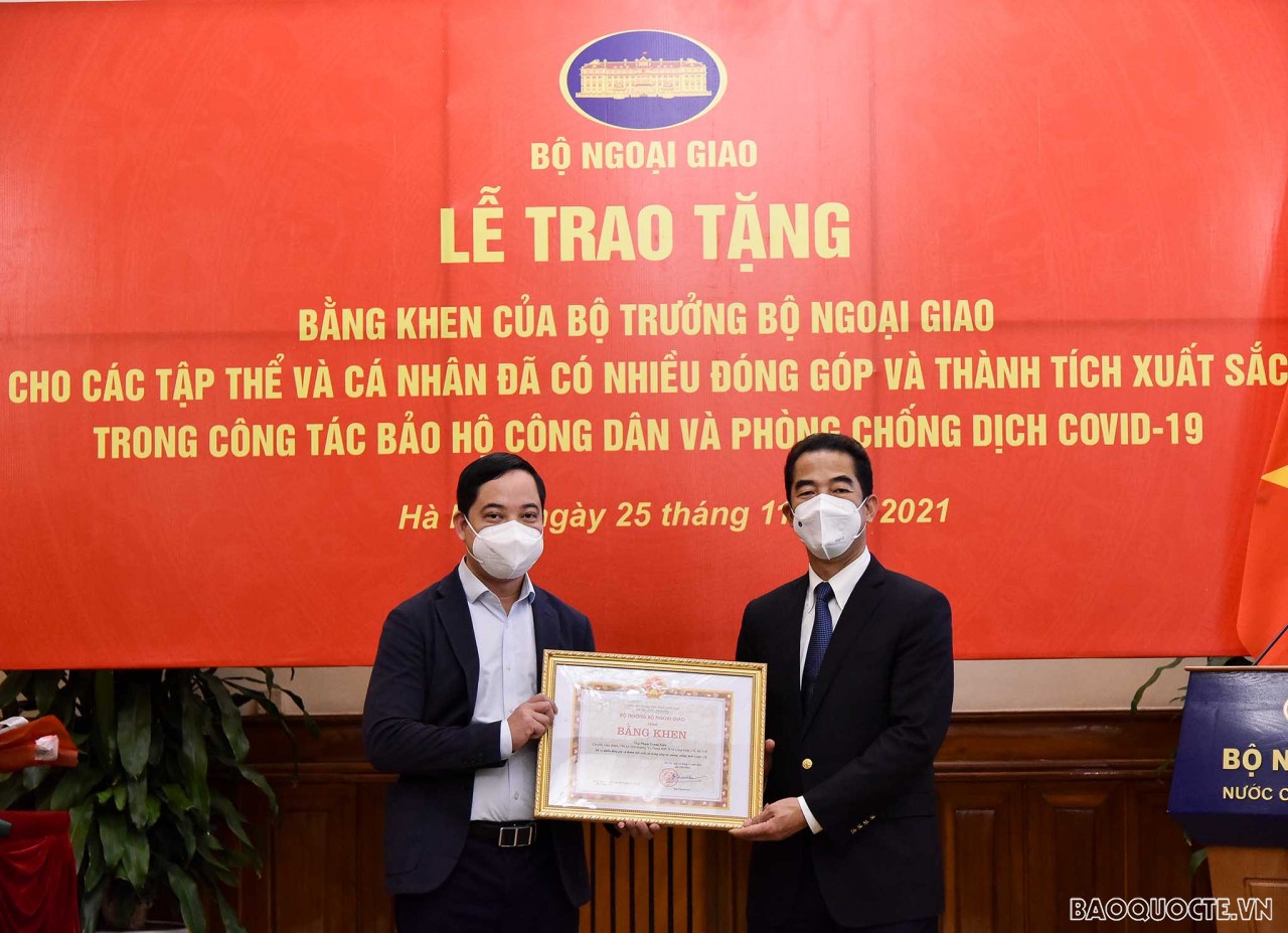 Trao Bằng khen của Bộ trưởng Ngoại giao về công tác bảo hộ công dân và phòng chống dịch Covid-19 Trao Bằng khen của Bộ trưởng Ngoại giao về công tác bảo hộ công dân và phòng chống dịch Covid 19