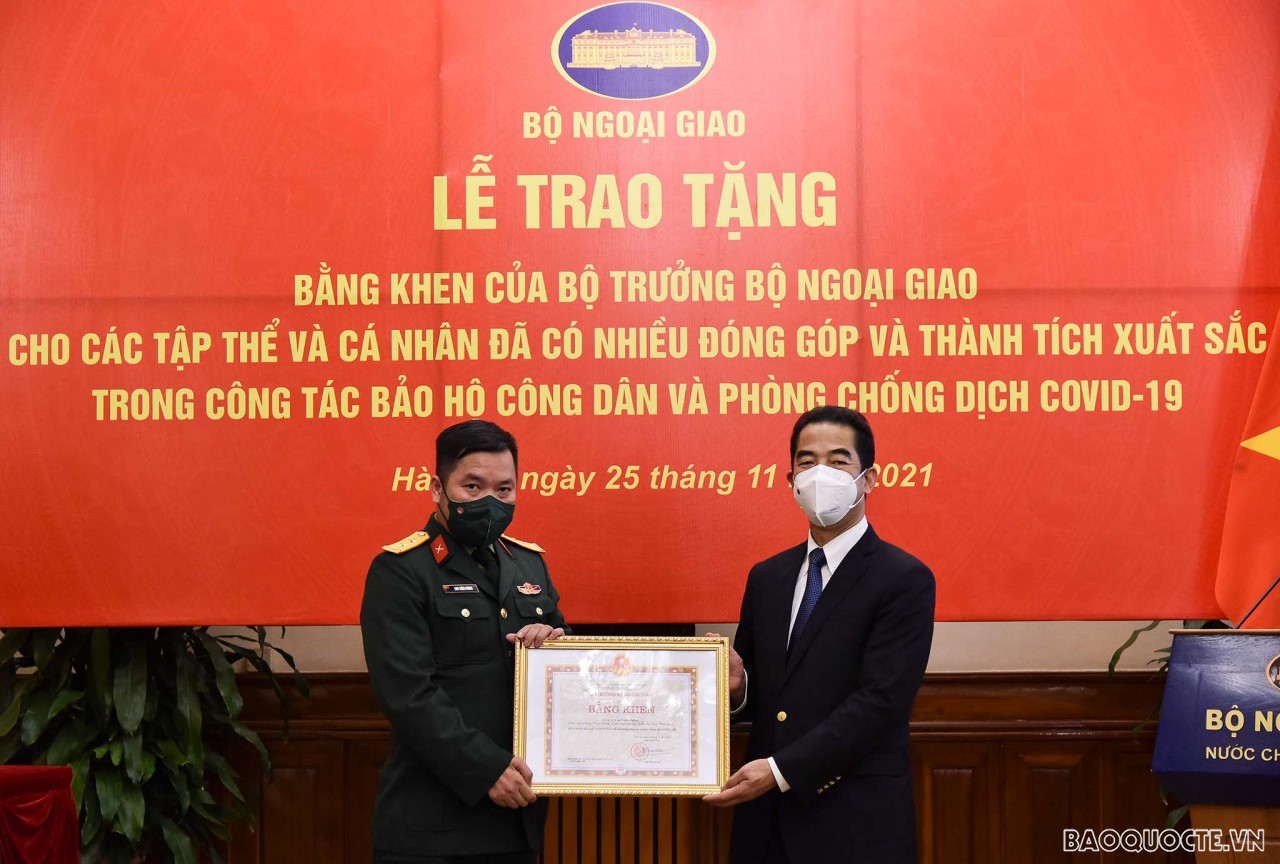 Trao Bằng khen của Bộ trưởng Ngoại giao về công tác bảo hộ công dân và phòng chống dịch Covid-19 Trao Bằng khen của Bộ trưởng Ngoại giao về công tác bảo hộ công dân và phòng chống dịch Covid 19