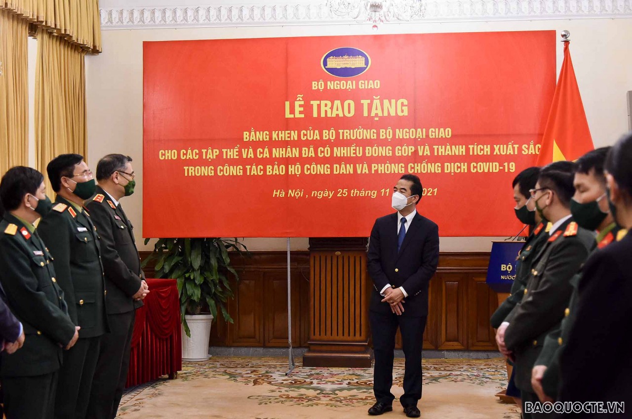 Trao Bằng khen của Bộ trưởng Ngoại giao về công tác bảo hộ công dân và phòng chống dịch Covid-19 Trao Bằng khen của Bộ trưởng Ngoại giao về công tác bảo hộ công dân và phòng chống dịch Covid-19