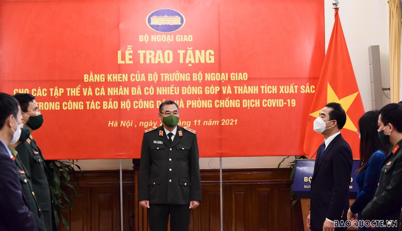 Trao Bằng khen của Bộ trưởng Ngoại giao về công tác bảo hộ công dân và phòng chống dịch Covid-19 Trao Bằng khen của Bộ trưởng Ngoại giao về công tác bảo hộ công dân và phòng chống dịch Covid-19