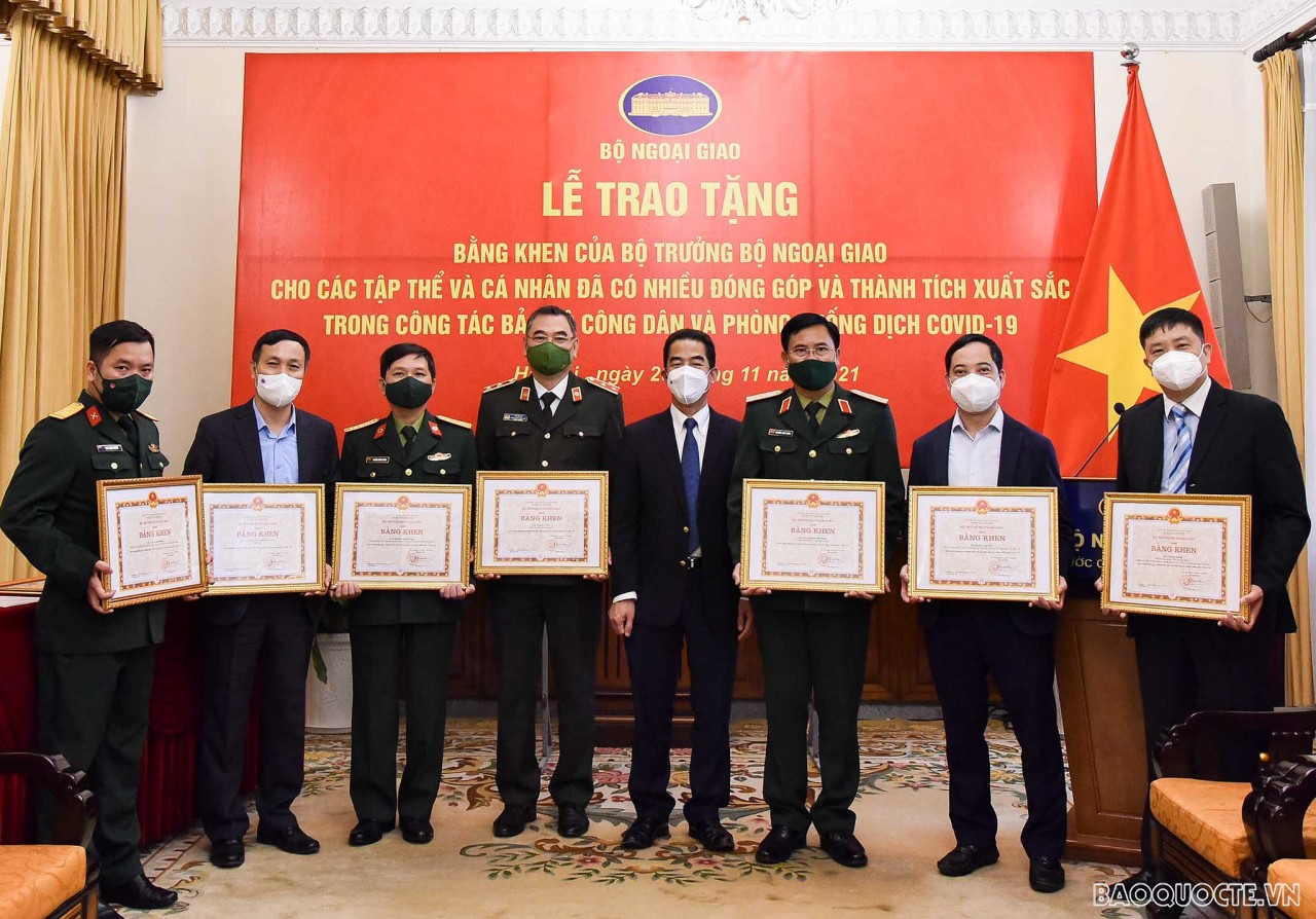 Trao Bằng khen của Bộ trưởng Ngoại giao về công tác bảo hộ công dân và phòng chống dịch Covid-19 Trao Bằng khen của Bộ trưởng Ngoại giao về công tác bảo hộ công dân và phòng chống dịch Covid-19