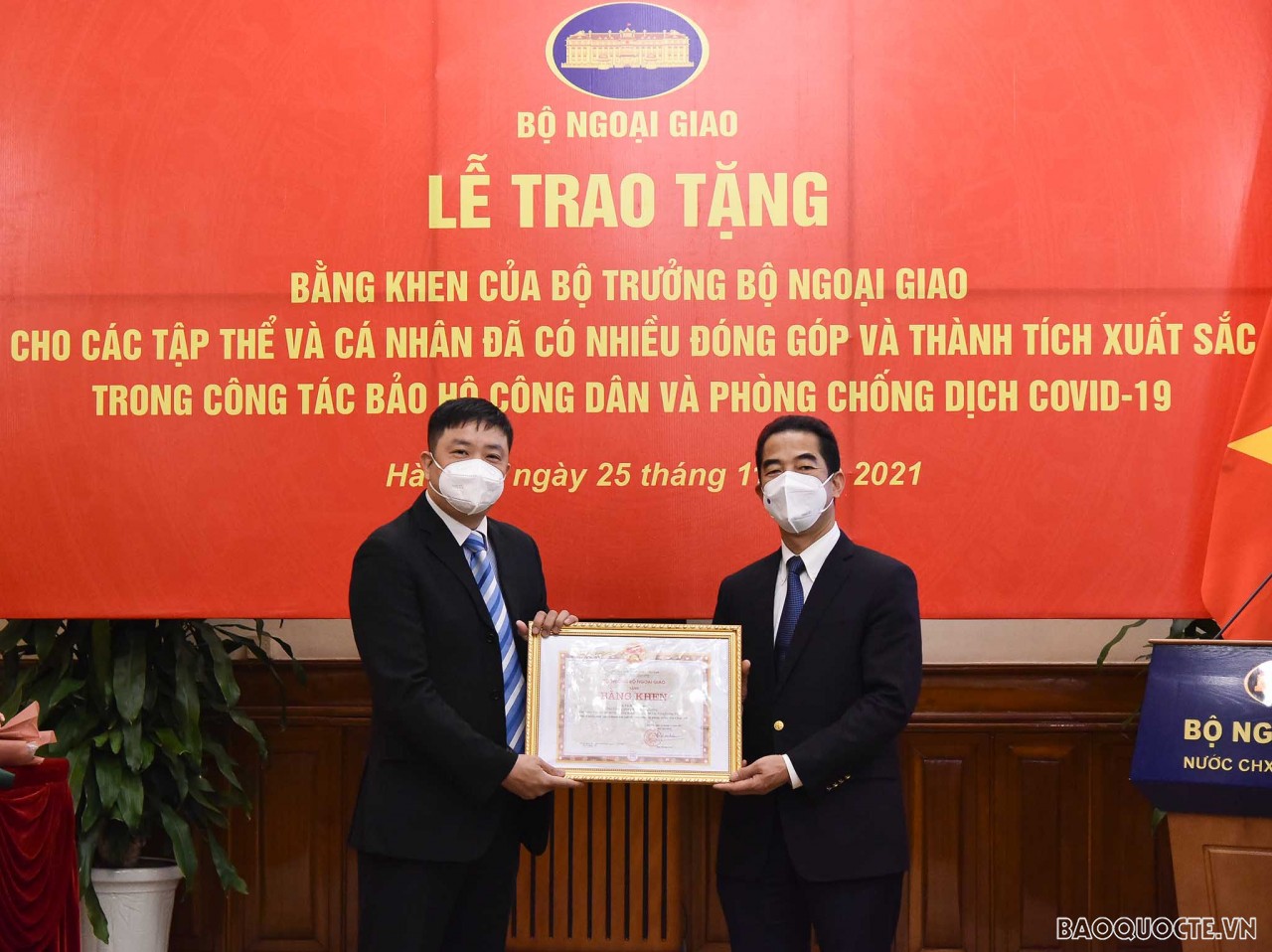 Trao Bằng khen của Bộ trưởng Ngoại giao về công tác bảo hộ công dân và phòng chống dịch Covid-19 Trao Bằng khen của Bộ trưởng Ngoại giao về công tác bảo hộ công dân và phòng chống dịch Covid 19