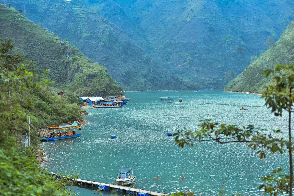 Ngắm nhìn những tuyệt tác thiên nhiên bên dòng sông Nho Quế