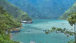 Ngắm nhìn những tuyệt tác thiên nhiên bên dòng sông Nho Quế