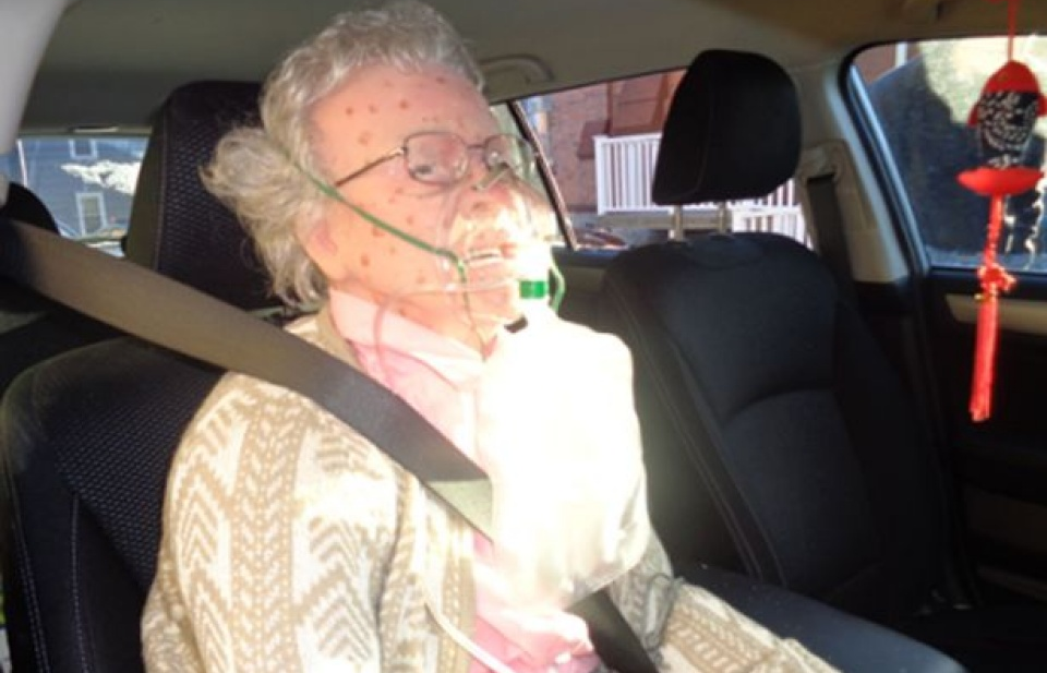 Cảnh sát đập vỡ cửa kính ô tô để giải cứu... manequin