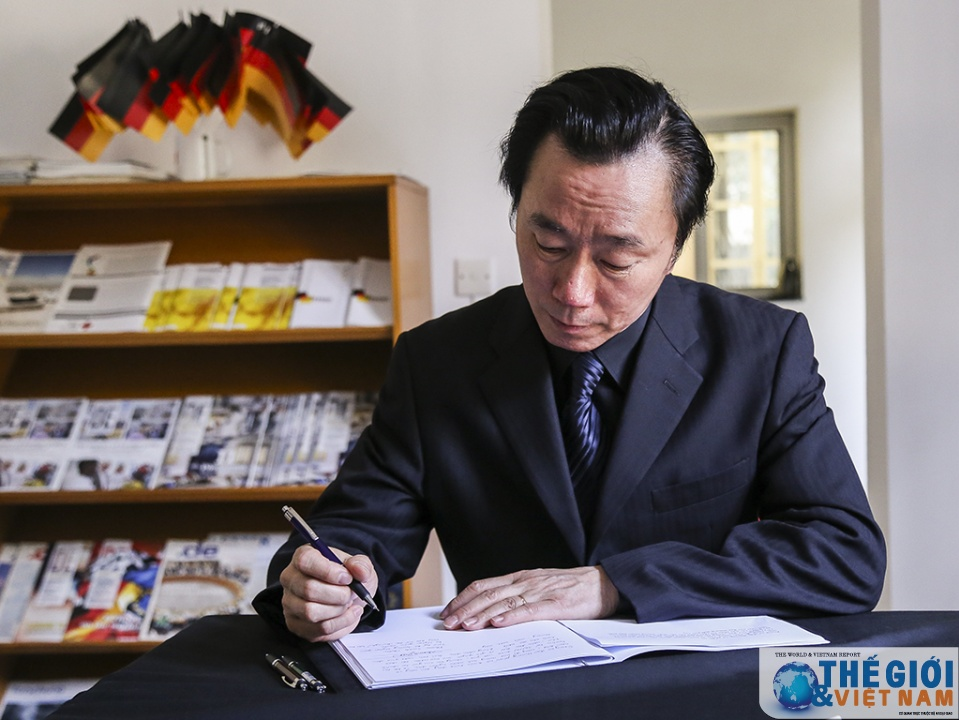 Lãnh đạo Bộ Ngoại giao Việt Nam ký sổ tang tại ĐSQ Đức