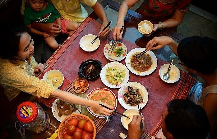 Nên hay không gắp đồ ăn cho người khác?