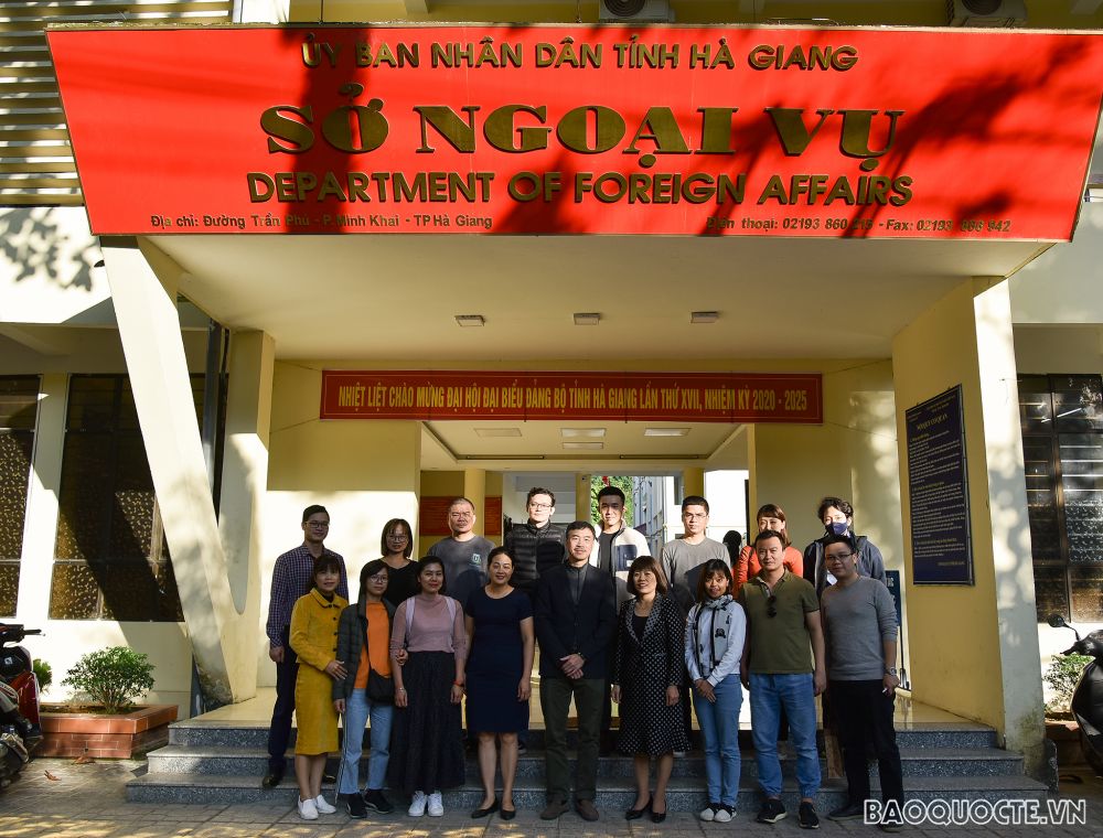 Đoàn phóng viên báo chí nước ngoài thăm cao nguyên đá Đồng Văn