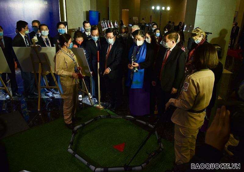 Triển lãm trưng bày, các tác phẩm ảnh về công tác khắc phục hậu quả bom mìn tại Việt Nam và đề cao vai trò liên quan của phụ nữ; hiện vật và thực hiện mô phỏng hoạt động rà phá bom mìn của Nhóm Cố vấn về bom mìn tại Việt Nam. Trình chiếu phim thực tế ảo v