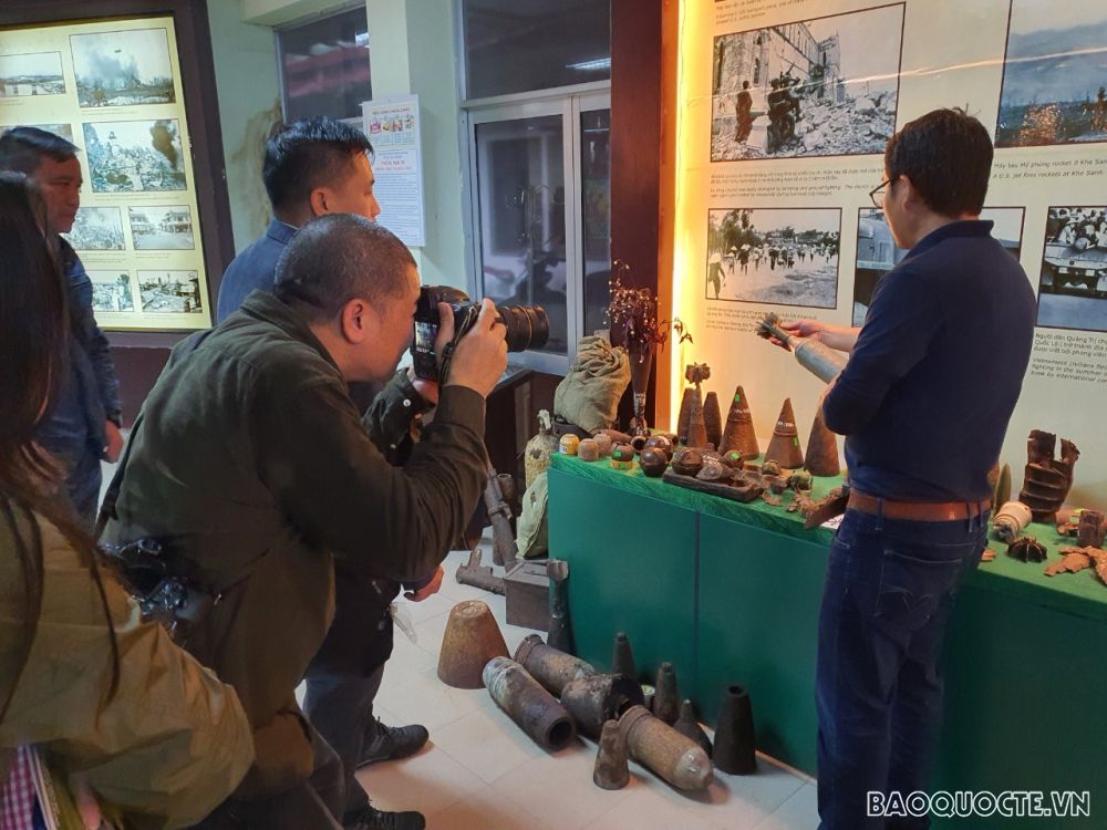 Đoàn phóng viên báo chí nước ngoài thăm và tìm hiểu hai tỉnh Thừa Thiên Huế và Quảng Trị