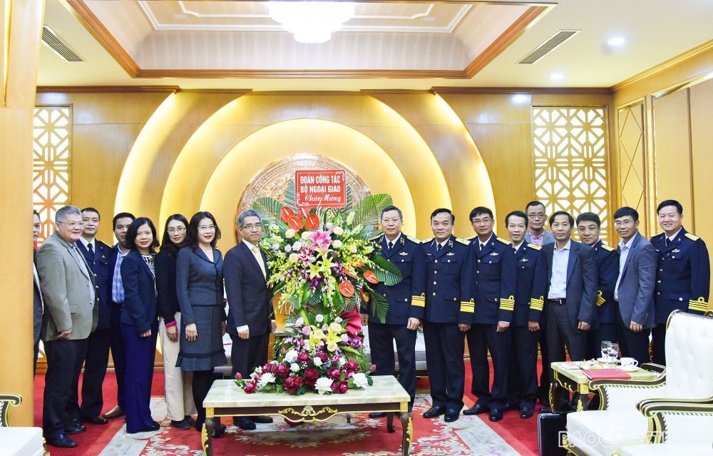 Đoàn công tác Bộ Ngoại giao thăm và chúc mừng lực lượng Quân chủng Hải quân Đoàn công tác Bộ Ngoại giao thăm và chúc mừng lực lượng Quân chủng Hải quân
