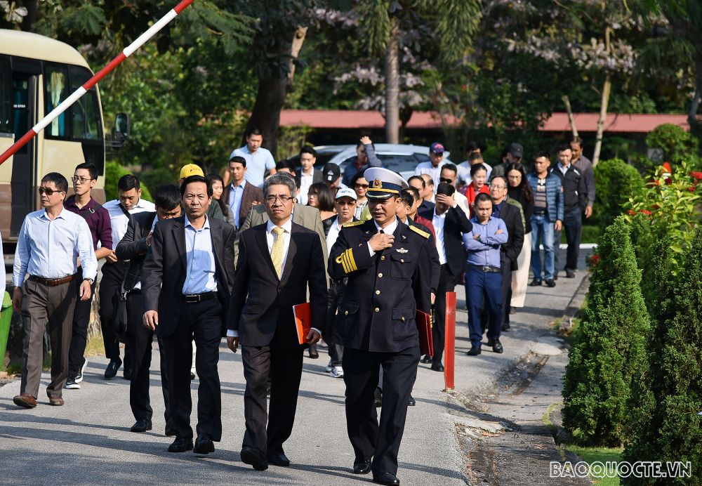 Đoàn công tác Bộ Ngoại giao thăm và chúc mừng lực lượng Quân chủng Hải quân Đoàn công tác Bộ Ngoại giao thăm và chúc mừng lực lượng Quân chủng Hải quân