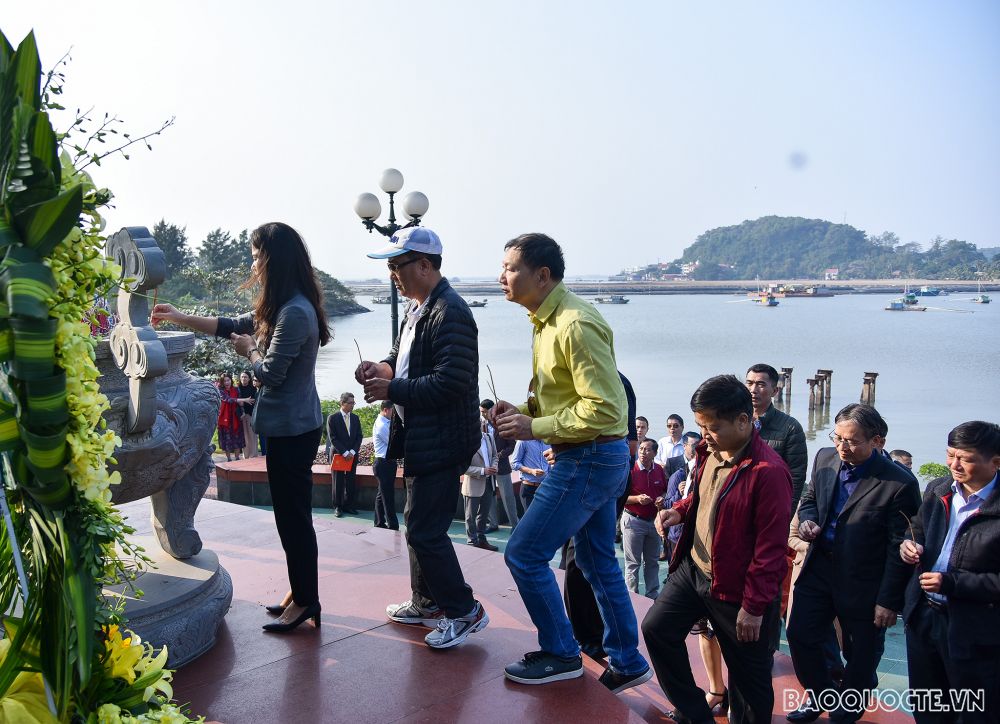 Đoàn công tác Bộ Ngoại giao thăm và chúc mừng lực lượng Quân chủng Hải quân Đoàn công tác Bộ Ngoại giao thăm và chúc mừng lực lượng Quân chủng Hải quân