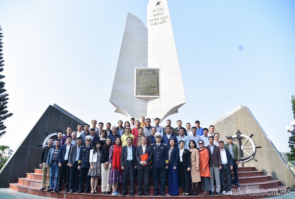 Đoàn công tác Bộ Ngoại giao thăm và chúc mừng lực lượng Quân chủng Hải quân Đoàn công tác Bộ Ngoại giao thăm và chúc mừng lực lượng Quân chủng Hải quân