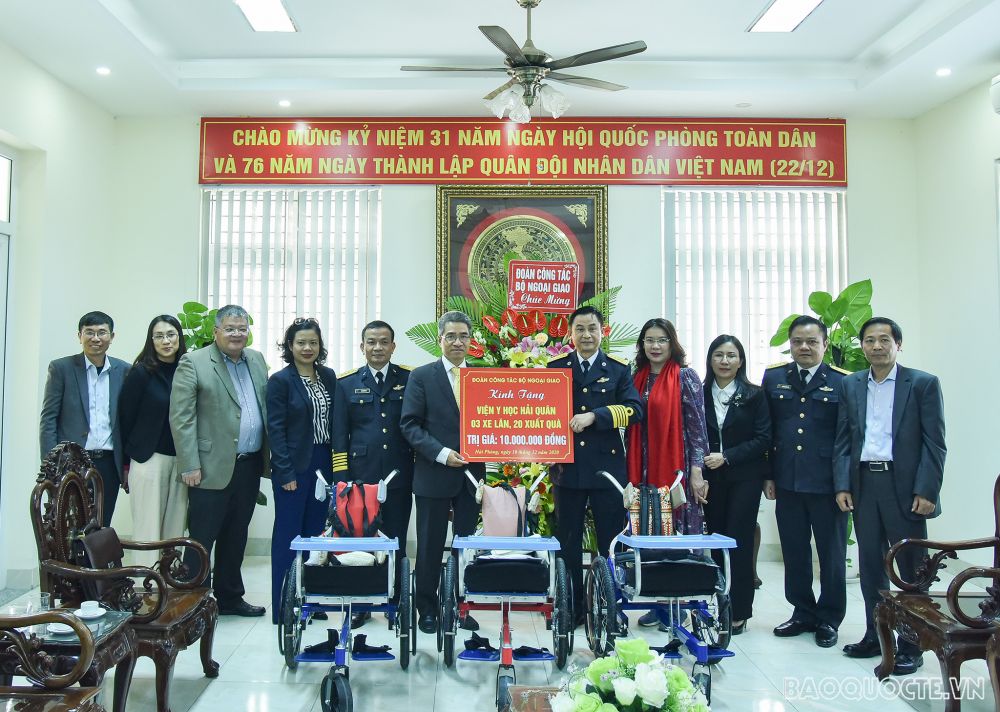 Đoàn công tác Bộ Ngoại giao thăm và chúc mừng lực lượng Quân chủng Hải quân Đoàn công tác Bộ Ngoại giao thăm và chúc mừng lực lượng Quân chủng Hải quân