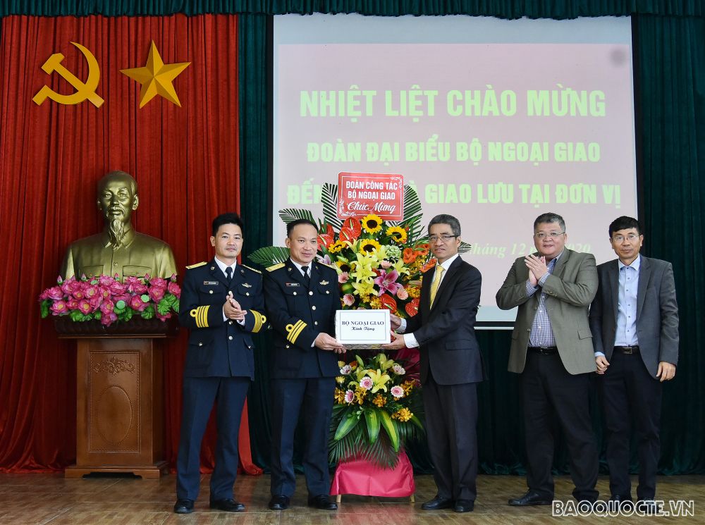 Đoàn công tác Bộ Ngoại giao thăm và chúc mừng lực lượng Quân chủng Hải quân Đoàn công tác Bộ Ngoại giao thăm và chúc mừng lực lượng Quân chủng Hải quân