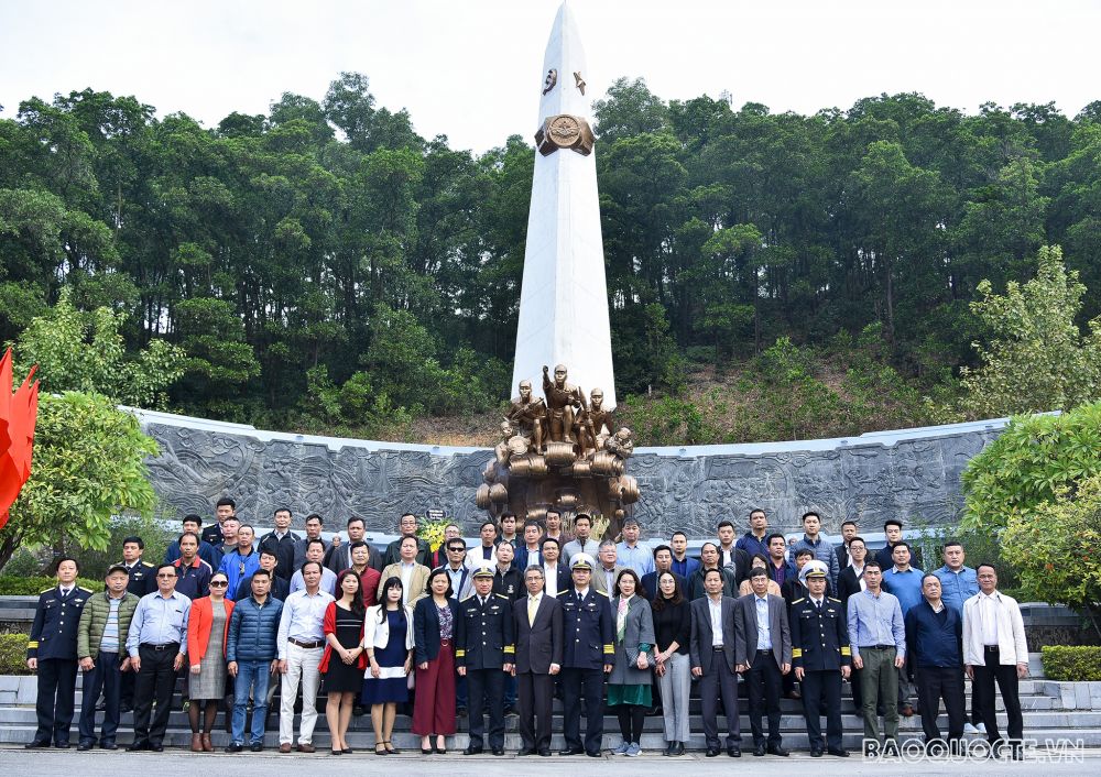 Đoàn công tác Bộ Ngoại giao thăm và chúc mừng lực lượng Quân chủng Hải quân Đoàn công tác Bộ Ngoại giao thăm và chúc mừng lực lượng Quân chủng Hải quân
