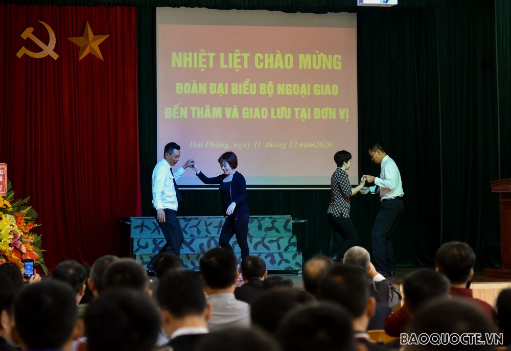 Đoàn công tác Bộ Ngoại giao thăm và chúc mừng lực lượng Quân chủng Hải quân Đoàn công tác Bộ Ngoại giao thăm và chúc mừng lực lượng Quân chủng Hải quân