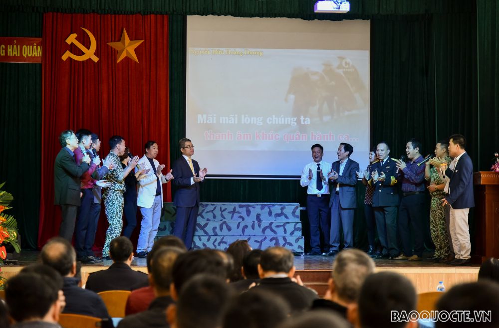 Đoàn công tác Bộ Ngoại giao thăm và chúc mừng lực lượng Quân chủng Hải quân Đoàn công tác Bộ Ngoại giao thăm và chúc mừng lực lượng Quân chủng Hải quân